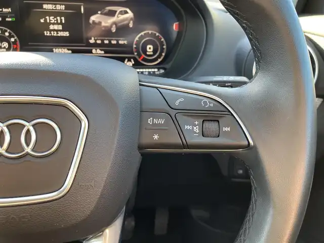 アウディ アウディ Ｑ２ 35TFSI アドバンスド 熊本県 2023(令5)年 1.7万km ミトスブラックメタリック ・スマートキー/・プッシュスタート/・ハイビームアシスト/・パークエイド/・アダプティブドライブアシスト/・距離警告/・Audiプレセンス/・Audiサイドアシスト/・Audiアクティブレーンアシスト/・休憩の推奨/・クルーズコントロール(追従式)/・前席シートヒーター/・純正メモリナビ/　【DVD・Bluetooth・USB・SD・AUX】/・フルセグTV/・バックカメラ/・ETC/・バーチャルコクピット/・ドライブレコーダー(前方録画)/・パワーバックドア/・LEDヘッドランプ/・純正マット