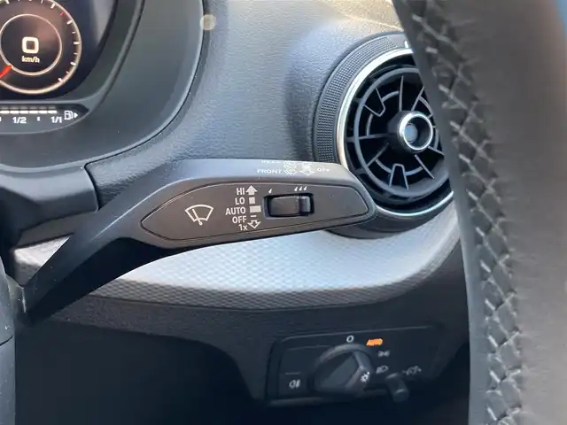 アウディ アウディ Ｑ２ 35TFSI アドバンスド 熊本県 2023(令5)年 1.7万km ミトスブラックメタリック ・スマートキー/・プッシュスタート/・ハイビームアシスト/・パークエイド/・アダプティブドライブアシスト/・距離警告/・Audiプレセンス/・Audiサイドアシスト/・Audiアクティブレーンアシスト/・休憩の推奨/・クルーズコントロール(追従式)/・前席シートヒーター/・純正メモリナビ/　【DVD・Bluetooth・USB・SD・AUX】/・フルセグTV/・バックカメラ/・ETC/・バーチャルコクピット/・ドライブレコーダー(前方録画)/・パワーバックドア/・LEDヘッドランプ/・純正マット