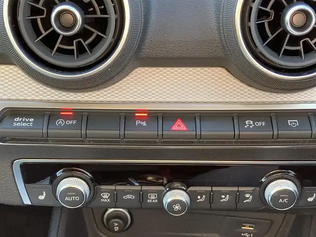 アウディ アウディ Ｑ２ 35TFSI アドバンスド 熊本県 2023(令5)年 1.7万km ミトスブラックメタリック ・スマートキー/・プッシュスタート/・ハイビームアシスト/・パークエイド/・アダプティブドライブアシスト/・距離警告/・Audiプレセンス/・Audiサイドアシスト/・Audiアクティブレーンアシスト/・休憩の推奨/・クルーズコントロール(追従式)/・前席シートヒーター/・純正メモリナビ/　【DVD・Bluetooth・USB・SD・AUX】/・フルセグTV/・バックカメラ/・ETC/・バーチャルコクピット/・ドライブレコーダー(前方録画)/・パワーバックドア/・LEDヘッドランプ/・純正マット