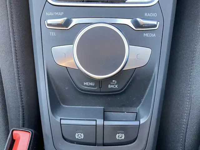 アウディ アウディ Ｑ２ 35TFSI アドバンスド 熊本県 2023(令5)年 1.7万km ミトスブラックメタリック ・スマートキー/・プッシュスタート/・ハイビームアシスト/・パークエイド/・アダプティブドライブアシスト/・距離警告/・Audiプレセンス/・Audiサイドアシスト/・Audiアクティブレーンアシスト/・休憩の推奨/・クルーズコントロール(追従式)/・前席シートヒーター/・純正メモリナビ/　【DVD・Bluetooth・USB・SD・AUX】/・フルセグTV/・バックカメラ/・ETC/・バーチャルコクピット/・ドライブレコーダー(前方録画)/・パワーバックドア/・LEDヘッドランプ/・純正マット