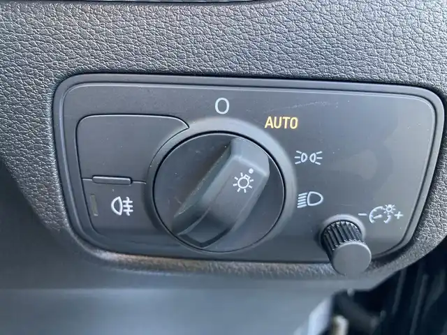 アウディ アウディ Ｑ２ 35TFSI アドバンスド 熊本県 2023(令5)年 1.7万km ミトスブラックメタリック ・スマートキー/・プッシュスタート/・ハイビームアシスト/・パークエイド/・アダプティブドライブアシスト/・距離警告/・Audiプレセンス/・Audiサイドアシスト/・Audiアクティブレーンアシスト/・休憩の推奨/・クルーズコントロール(追従式)/・前席シートヒーター/・純正メモリナビ/　【DVD・Bluetooth・USB・SD・AUX】/・フルセグTV/・バックカメラ/・ETC/・バーチャルコクピット/・ドライブレコーダー(前方録画)/・パワーバックドア/・LEDヘッドランプ/・純正マット