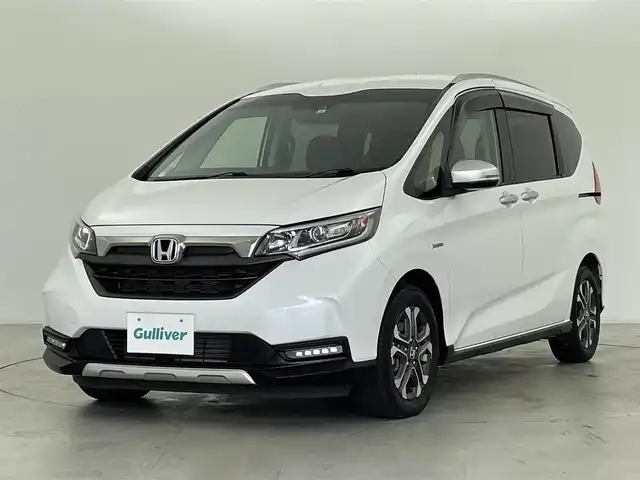 ホンダ フリード ハイブリット クロスター ホンダセンシング 群馬県 2022(令4)年 2.5万km プラチナホワイトパール 7インチナビ/・AM/FM/CD/DVD/USB/Bluetooth/フルセグTV/ホンダセンシング/・衝突軽減ブレーキ（CMBS）/・誤発進/誤後進抑制機能/・路外逸脱抑制機能/・渋滞追従機能付アダプティブクルーズコントロール（ACC）/・車線維持支援システム（LKAS）/・先行車発進お知らせ機能/・標識認識機能/バックカメラ/ハーフレザーシート/LEDライト/両側パワースライドドア/スマートキー/プッシュスタート