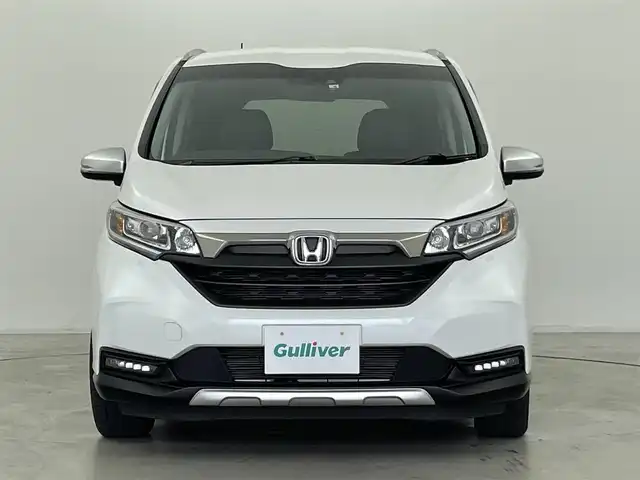 ホンダ フリード ハイブリット クロスター ホンダセンシング 群馬県 2022(令4)年 2.5万km プラチナホワイトパール 7インチナビ/・AM/FM/CD/DVD/USB/Bluetooth/フルセグTV/ホンダセンシング/・衝突軽減ブレーキ（CMBS）/・誤発進/誤後進抑制機能/・路外逸脱抑制機能/・渋滞追従機能付アダプティブクルーズコントロール（ACC）/・車線維持支援システム（LKAS）/・先行車発進お知らせ機能/・標識認識機能/バックカメラ/ハーフレザーシート/LEDライト/両側パワースライドドア/スマートキー/プッシュスタート