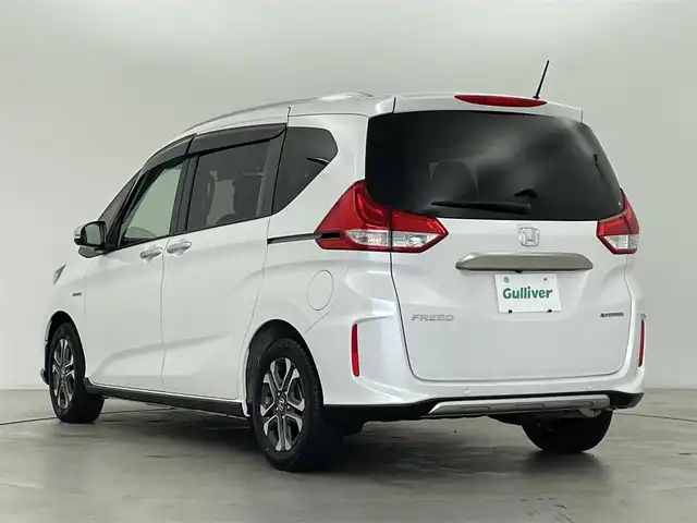 ホンダ フリード ハイブリット クロスター ホンダセンシング 群馬県 2022(令4)年 2.5万km プラチナホワイトパール 7インチナビ/・AM/FM/CD/DVD/USB/Bluetooth/フルセグTV/ホンダセンシング/・衝突軽減ブレーキ（CMBS）/・誤発進/誤後進抑制機能/・路外逸脱抑制機能/・渋滞追従機能付アダプティブクルーズコントロール（ACC）/・車線維持支援システム（LKAS）/・先行車発進お知らせ機能/・標識認識機能/バックカメラ/ハーフレザーシート/LEDライト/両側パワースライドドア/スマートキー/プッシュスタート