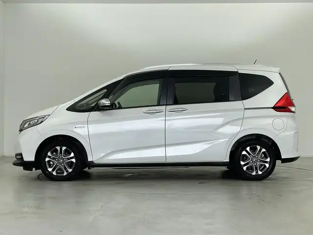 ホンダ フリード ハイブリット クロスター ホンダセンシング 群馬県 2022(令4)年 2.5万km プラチナホワイトパール 7インチナビ/・AM/FM/CD/DVD/USB/Bluetooth/フルセグTV/ホンダセンシング/・衝突軽減ブレーキ（CMBS）/・誤発進/誤後進抑制機能/・路外逸脱抑制機能/・渋滞追従機能付アダプティブクルーズコントロール（ACC）/・車線維持支援システム（LKAS）/・先行車発進お知らせ機能/・標識認識機能/バックカメラ/ハーフレザーシート/LEDライト/両側パワースライドドア/スマートキー/プッシュスタート