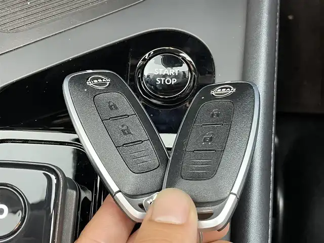 日産 ノート X 群馬県 2024(令6)年 0.4万km スーパーブラック アダプティブLEDヘッドライトシステム/LEDフォグランプ/16インチアルミホイール/インテリジェント アラウンドビューモニター/インテリジェント ルームミラー /ステアリングスイッチ/USB電源ソケット(タイプA 1個、タイプC 1個) /ワイヤレス充電器/NissanConnectナビゲーションシステム(地デジ内蔵)/ETC2.0ユニット(ビルトインタイプ)/プロパイロット(ナビリンク機能付)/プロパイロット緊急停止支援システム(SOSコール機能付)/インテリジェント BSI(後側方衝突防止支援システム)/BSW(後側方車両検知警報)/RCTA(後退時車両検知警報)/=================/純正9インチナビ/AM/FM/BT/USB/HDMI/AppleCarPlay/AndroidAuto/フルセグ/インテリジェントエマージェンシーブレーキ/踏み間違い衝突防止アシスト/標識検知機能/インテリジェントFCW(前方衝突予測警報)/LDW(車線逸脱警報)/インテリジェントDA(ふらつき警報)/インテリジェントLI (車線逸脱防止支援システム)/フロント&バックソナー/スマートキー/プッシュスタート