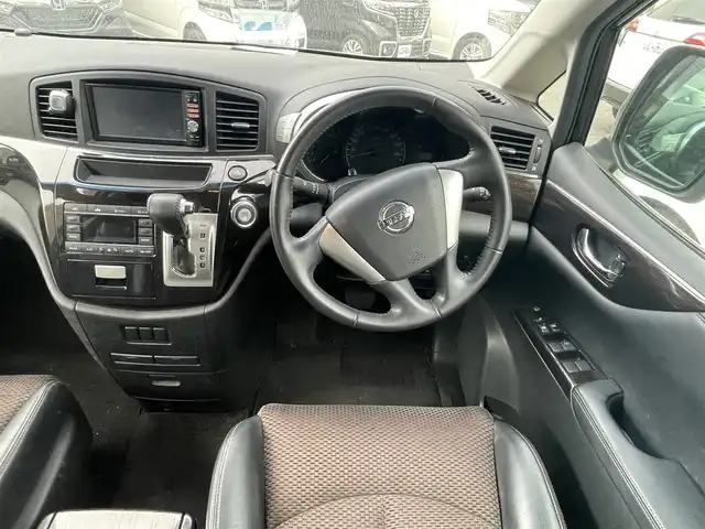 日産 エルグランド 250ハイウェイスター 福岡県 2012(平24)年 9.3万km ブリリアントホワイトパール (株)IDOMが運営する【じしゃロン八幡西店】の自社ローン専用車両になります。こちらは現金またはオートローンご利用時の価格です。自社ローンご希望の方は別途その旨お申付け下さい/純正メモリナビ/【Bluetooth・CD・DVD・TV】/純正アルミホイール/純正フロアマット/純正リアスポイラー/バックモニター/両側パワースライドドア/フロントフォグランプ/ETC/オットマン