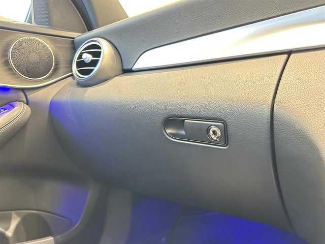 メルセデス・ベンツ Ｃ２２０ｄ アバンギャルド　AMGライン 福岡県 2019(平31)年 5.7万km 白