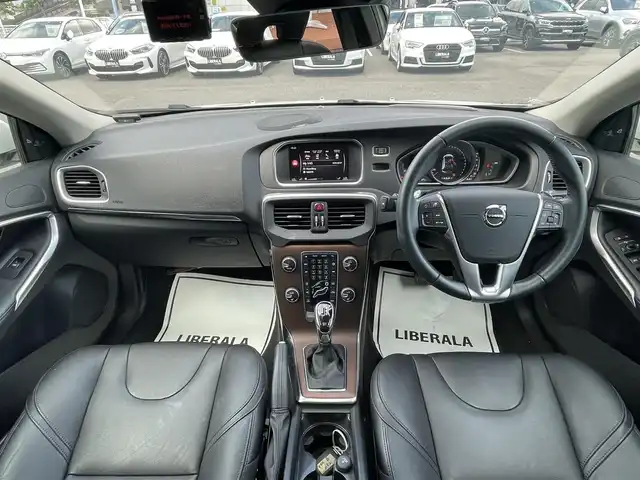 ボルボ Ｖ４０ T3 クラシックエディション 滋賀県 2019(令1)年 3.6万km アイスホワイト パノラマガラスルーフ/harman/kardonサウンド/インテリセーフ/黒革/・前席パワーシート/・前席シートヒーター /衝突軽減ブレーキ/ACC/BLIS/LKA/純正ナビ/（BT/USB/DTV）/バックカメラ/バックソナー/ETC/ドライブレコーダー/純正17インチAW
