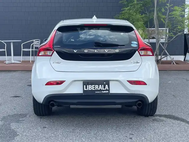 ボルボ Ｖ４０ T3 クラシックエディション 滋賀県 2019(令1)年 3.6万km アイスホワイト パノラマガラスルーフ/harman/kardonサウンド/インテリセーフ/黒革/・前席パワーシート/・前席シートヒーター /衝突軽減ブレーキ/ACC/BLIS/LKA/純正ナビ/（BT/USB/DTV）/バックカメラ/バックソナー/ETC/ドライブレコーダー/純正17インチAW