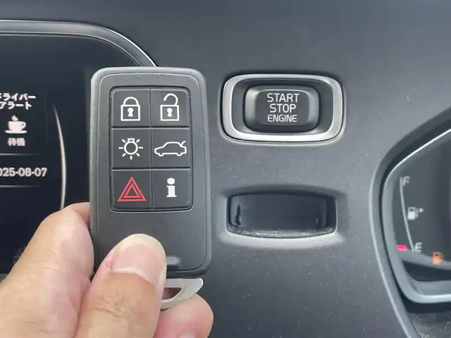 ボルボ Ｖ４０ T3 クラシックエディション 滋賀県 2019(令1)年 3.6万km アイスホワイト パノラマガラスルーフ/harman/kardonサウンド/インテリセーフ/黒革/・前席パワーシート/・前席シートヒーター /衝突軽減ブレーキ/ACC/BLIS/LKA/純正ナビ/（BT/USB/DTV）/バックカメラ/バックソナー/ETC/ドライブレコーダー/純正17インチAW