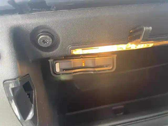 ボルボ Ｖ４０ T3 クラシックエディション 滋賀県 2019(令1)年 3.6万km アイスホワイト パノラマガラスルーフ/harman/kardonサウンド/インテリセーフ/黒革/・前席パワーシート/・前席シートヒーター /衝突軽減ブレーキ/ACC/BLIS/LKA/純正ナビ/（BT/USB/DTV）/バックカメラ/バックソナー/ETC/ドライブレコーダー/純正17インチAW