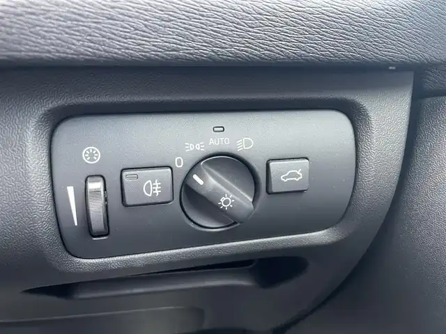 ボルボ Ｖ４０ T3 クラシックエディション 滋賀県 2019(令1)年 3.6万km アイスホワイト パノラマガラスルーフ/harman/kardonサウンド/インテリセーフ/黒革/・前席パワーシート/・前席シートヒーター /衝突軽減ブレーキ/ACC/BLIS/LKA/純正ナビ/（BT/USB/DTV）/バックカメラ/バックソナー/ETC/ドライブレコーダー/純正17インチAW