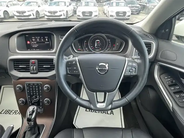 ボルボ Ｖ４０ T3 クラシックエディション 滋賀県 2019(令1)年 3.6万km アイスホワイト パノラマガラスルーフ/harman/kardonサウンド/インテリセーフ/黒革/・前席パワーシート/・前席シートヒーター /衝突軽減ブレーキ/ACC/BLIS/LKA/純正ナビ/（BT/USB/DTV）/バックカメラ/バックソナー/ETC/ドライブレコーダー/純正17インチAW