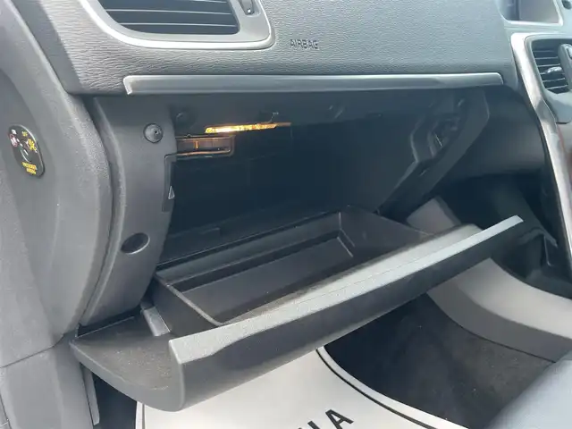 ボルボ Ｖ４０ T3 クラシックエディション 滋賀県 2019(令1)年 3.6万km アイスホワイト パノラマガラスルーフ/harman/kardonサウンド/インテリセーフ/黒革/・前席パワーシート/・前席シートヒーター /衝突軽減ブレーキ/ACC/BLIS/LKA/純正ナビ/（BT/USB/DTV）/バックカメラ/バックソナー/ETC/ドライブレコーダー/純正17インチAW