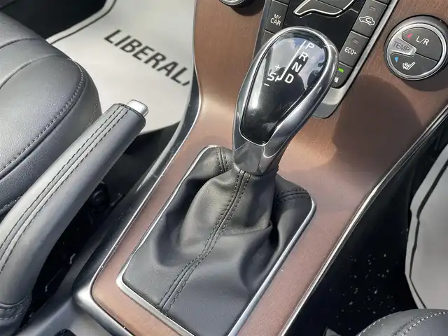 ボルボ Ｖ４０ T3 クラシックエディション 滋賀県 2019(令1)年 3.6万km アイスホワイト パノラマガラスルーフ/harman/kardonサウンド/インテリセーフ/黒革/・前席パワーシート/・前席シートヒーター /衝突軽減ブレーキ/ACC/BLIS/LKA/純正ナビ/（BT/USB/DTV）/バックカメラ/バックソナー/ETC/ドライブレコーダー/純正17インチAW