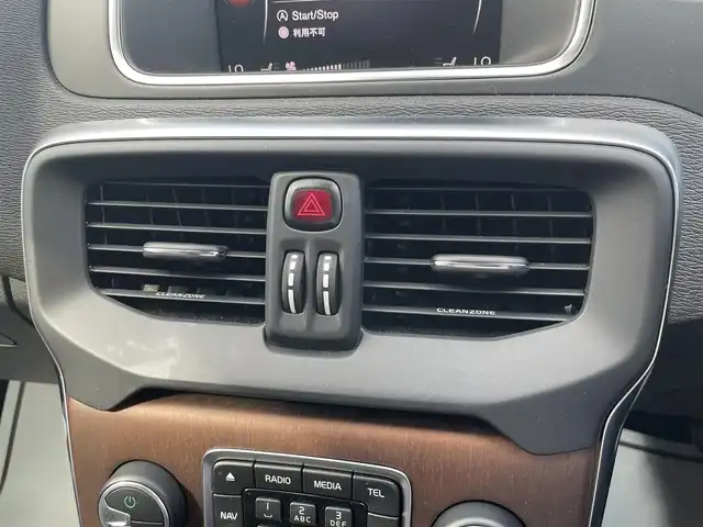 ボルボ Ｖ４０ T3 クラシックエディション 滋賀県 2019(令1)年 3.6万km アイスホワイト パノラマガラスルーフ/harman/kardonサウンド/インテリセーフ/黒革/・前席パワーシート/・前席シートヒーター /衝突軽減ブレーキ/ACC/BLIS/LKA/純正ナビ/（BT/USB/DTV）/バックカメラ/バックソナー/ETC/ドライブレコーダー/純正17インチAW