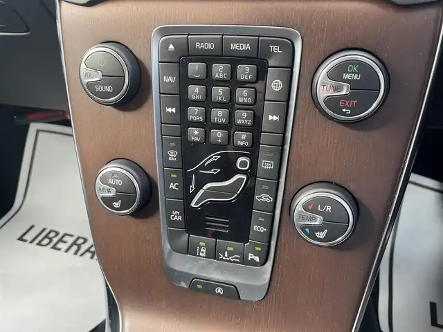 ボルボ Ｖ４０ T3 クラシックエディション 滋賀県 2019(令1)年 3.6万km アイスホワイト パノラマガラスルーフ/harman/kardonサウンド/インテリセーフ/黒革/・前席パワーシート/・前席シートヒーター /衝突軽減ブレーキ/ACC/BLIS/LKA/純正ナビ/（BT/USB/DTV）/バックカメラ/バックソナー/ETC/ドライブレコーダー/純正17インチAW