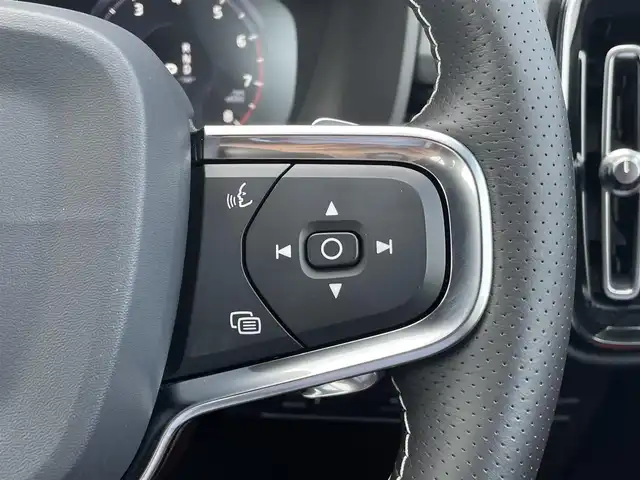 ボルボ ＸＣ４０ T4 AWD Rデザイン 三重県 2019(令1)年 3.6万km クリスタルホワイトP/ブラック ワンオーナー/ACC/インテリセーフ /純正ナビ/TV/360°カメラ/電動リアゲート/AppleCarPlay/AndroidAuto/ETC2.0/ハーフレザー/シートヒーター/ステアリングヒーター/LEDヘッドライト/純正AW19インチ