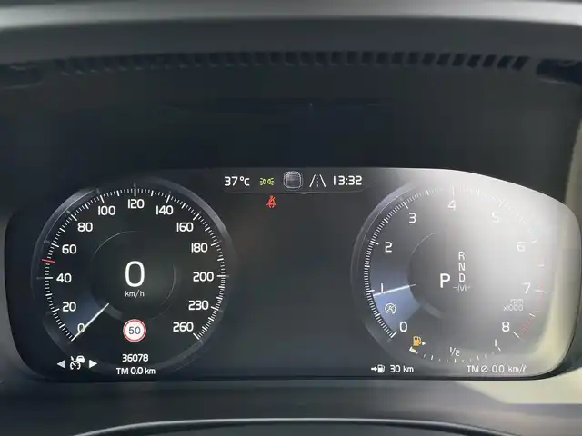 ボルボ ＸＣ４０ T4 AWD Rデザイン 三重県 2019(令1)年 3.6万km クリスタルホワイトP/ブラック ワンオーナー/ACC/インテリセーフ /純正ナビ/TV/360°カメラ/電動リアゲート/AppleCarPlay/AndroidAuto/ETC2.0/ハーフレザー/シートヒーター/ステアリングヒーター/LEDヘッドライト/純正AW19インチ