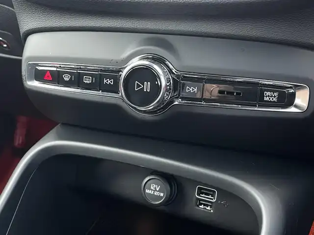 ボルボ ＸＣ４０ T4 AWD Rデザイン 三重県 2019(令1)年 3.6万km クリスタルホワイトP/ブラック ワンオーナー/ACC/インテリセーフ /純正ナビ/TV/360°カメラ/電動リアゲート/AppleCarPlay/AndroidAuto/ETC2.0/ハーフレザー/シートヒーター/ステアリングヒーター/LEDヘッドライト/純正AW19インチ