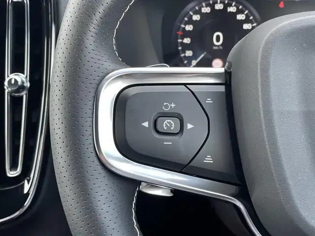 ボルボ ＸＣ４０ T4 AWD Rデザイン 三重県 2019(令1)年 3.6万km クリスタルホワイトP/ブラック ワンオーナー/ACC/インテリセーフ /純正ナビ/TV/360°カメラ/電動リアゲート/AppleCarPlay/AndroidAuto/ETC2.0/ハーフレザー/シートヒーター/ステアリングヒーター/LEDヘッドライト/純正AW19インチ