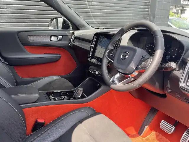 ボルボ ＸＣ４０ T4 AWD Rデザイン 三重県 2019(令1)年 3.6万km クリスタルホワイトP/ブラック ワンオーナー/ACC/インテリセーフ /純正ナビ/TV/360°カメラ/電動リアゲート/AppleCarPlay/AndroidAuto/ETC2.0/ハーフレザー/シートヒーター/ステアリングヒーター/LEDヘッドライト/純正AW19インチ