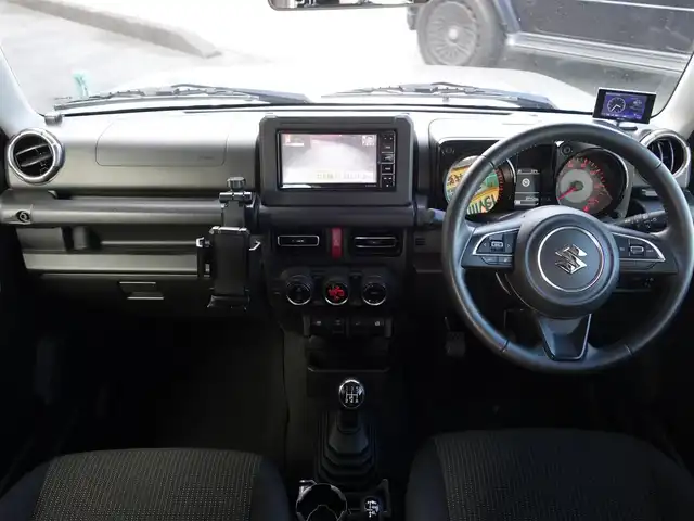 スズキ ジムニー XC 静岡県 2022(令4)年 2.8万km ミディアムグレー ワンオーナー／禁煙車/MT5速／4WD/社外グリル/社外KYBショックアブソーバー/スズキセーフティサポート/　・デュアルセンサーブレーキサポート/　・誤発進抑制機能/　・車線逸脱警報/　・ふらつき警報/　・先行車発進のお知らせ/　・標識認識機能/社外ストラーダSDナビ/　CD/DVD/SD/BT/フルセグTV/バックカメラ/ETC/社外前方ドライブレコーダー（ZDR-012）/社外レーダー探知機（ZER0600V）/クルーズコントロール/前席シートヒーター/スマートキー3個/プッシュスタート/社外フロアマット/取扱説明書／保証書
