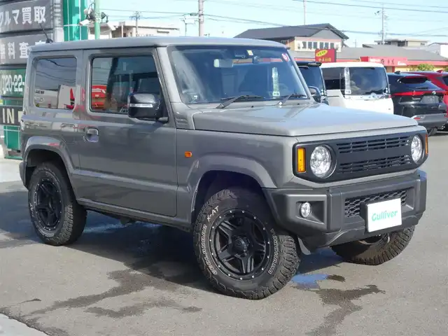 スズキ ジムニー XC 静岡県 2022(令4)年 2.8万km ミディアムグレー ワンオーナー／禁煙車/MT5速／4WD/社外グリル/社外KYBショックアブソーバー/スズキセーフティサポート/　・デュアルセンサーブレーキサポート/　・誤発進抑制機能/　・車線逸脱警報/　・ふらつき警報/　・先行車発進のお知らせ/　・標識認識機能/社外ストラーダSDナビ/　CD/DVD/SD/BT/フルセグTV/バックカメラ/ETC/社外前方ドライブレコーダー（ZDR-012）/社外レーダー探知機（ZER0600V）/クルーズコントロール/前席シートヒーター/スマートキー3個/プッシュスタート/社外フロアマット/取扱説明書／保証書