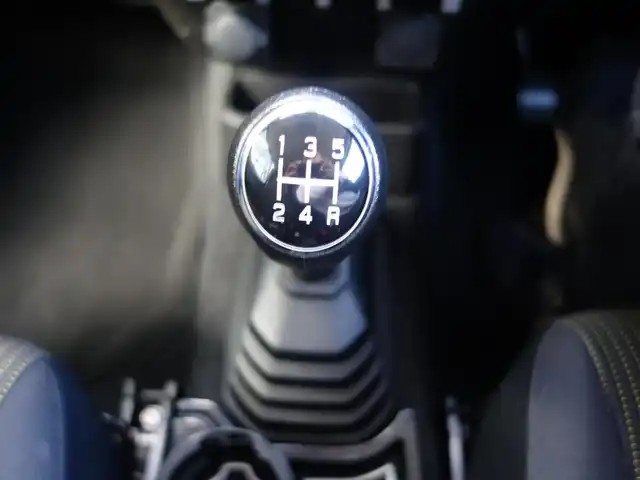 スズキ ジムニー XC 静岡県 2022(令4)年 2.8万km ミディアムグレー ワンオーナー／禁煙車/MT5速／4WD/社外グリル/社外KYBショックアブソーバー/スズキセーフティサポート/　・デュアルセンサーブレーキサポート/　・誤発進抑制機能/　・車線逸脱警報/　・ふらつき警報/　・先行車発進のお知らせ/　・標識認識機能/社外ストラーダSDナビ/　CD/DVD/SD/BT/フルセグTV/バックカメラ/ETC/社外前方ドライブレコーダー（ZDR-012）/社外レーダー探知機（ZER0600V）/クルーズコントロール/前席シートヒーター/スマートキー3個/プッシュスタート/社外フロアマット/取扱説明書／保証書