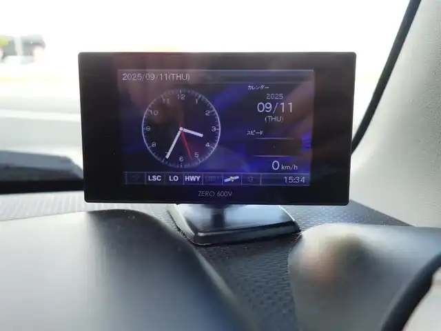 スズキ ジムニー XC 静岡県 2022(令4)年 2.8万km ミディアムグレー ワンオーナー／禁煙車/MT5速／4WD/社外グリル/社外KYBショックアブソーバー/スズキセーフティサポート/　・デュアルセンサーブレーキサポート/　・誤発進抑制機能/　・車線逸脱警報/　・ふらつき警報/　・先行車発進のお知らせ/　・標識認識機能/社外ストラーダSDナビ/　CD/DVD/SD/BT/フルセグTV/バックカメラ/ETC/社外前方ドライブレコーダー（ZDR-012）/社外レーダー探知機（ZER0600V）/クルーズコントロール/前席シートヒーター/スマートキー3個/プッシュスタート/社外フロアマット/取扱説明書／保証書