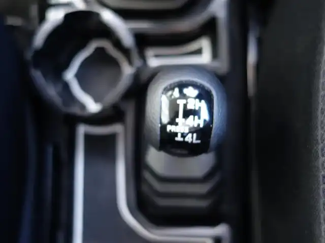 スズキ ジムニー XC 静岡県 2022(令4)年 2.8万km ミディアムグレー ワンオーナー／禁煙車/MT5速／4WD/社外グリル/社外KYBショックアブソーバー/スズキセーフティサポート/　・デュアルセンサーブレーキサポート/　・誤発進抑制機能/　・車線逸脱警報/　・ふらつき警報/　・先行車発進のお知らせ/　・標識認識機能/社外ストラーダSDナビ/　CD/DVD/SD/BT/フルセグTV/バックカメラ/ETC/社外前方ドライブレコーダー（ZDR-012）/社外レーダー探知機（ZER0600V）/クルーズコントロール/前席シートヒーター/スマートキー3個/プッシュスタート/社外フロアマット/取扱説明書／保証書