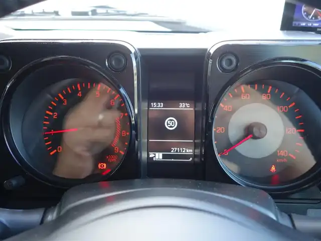 スズキ ジムニー XC 静岡県 2022(令4)年 2.8万km ミディアムグレー ワンオーナー／禁煙車/MT5速／4WD/社外グリル/社外KYBショックアブソーバー/スズキセーフティサポート/　・デュアルセンサーブレーキサポート/　・誤発進抑制機能/　・車線逸脱警報/　・ふらつき警報/　・先行車発進のお知らせ/　・標識認識機能/社外ストラーダSDナビ/　CD/DVD/SD/BT/フルセグTV/バックカメラ/ETC/社外前方ドライブレコーダー（ZDR-012）/社外レーダー探知機（ZER0600V）/クルーズコントロール/前席シートヒーター/スマートキー3個/プッシュスタート/社外フロアマット/取扱説明書／保証書