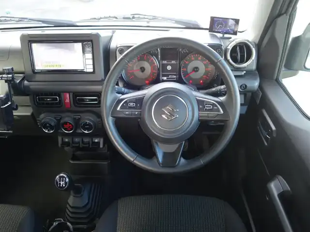 スズキ ジムニー XC 静岡県 2022(令4)年 2.8万km ミディアムグレー ワンオーナー／禁煙車/MT5速／4WD/社外グリル/社外KYBショックアブソーバー/スズキセーフティサポート/　・デュアルセンサーブレーキサポート/　・誤発進抑制機能/　・車線逸脱警報/　・ふらつき警報/　・先行車発進のお知らせ/　・標識認識機能/社外ストラーダSDナビ/　CD/DVD/SD/BT/フルセグTV/バックカメラ/ETC/社外前方ドライブレコーダー（ZDR-012）/社外レーダー探知機（ZER0600V）/クルーズコントロール/前席シートヒーター/スマートキー3個/プッシュスタート/社外フロアマット/取扱説明書／保証書