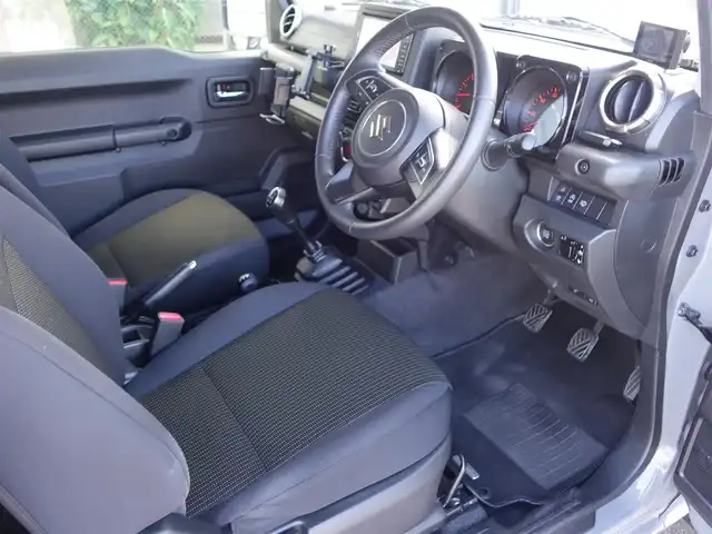 スズキ ジムニー XC 静岡県 2022(令4)年 2.8万km ミディアムグレー ワンオーナー／禁煙車/MT5速／4WD/社外グリル/社外KYBショックアブソーバー/スズキセーフティサポート/　・デュアルセンサーブレーキサポート/　・誤発進抑制機能/　・車線逸脱警報/　・ふらつき警報/　・先行車発進のお知らせ/　・標識認識機能/社外ストラーダSDナビ/　CD/DVD/SD/BT/フルセグTV/バックカメラ/ETC/社外前方ドライブレコーダー（ZDR-012）/社外レーダー探知機（ZER0600V）/クルーズコントロール/前席シートヒーター/スマートキー3個/プッシュスタート/社外フロアマット/取扱説明書／保証書