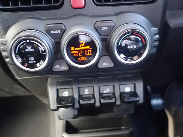 スズキ ジムニー XC 静岡県 2022(令4)年 2.8万km ミディアムグレー ワンオーナー／禁煙車/MT5速／4WD/社外グリル/社外KYBショックアブソーバー/スズキセーフティサポート/　・デュアルセンサーブレーキサポート/　・誤発進抑制機能/　・車線逸脱警報/　・ふらつき警報/　・先行車発進のお知らせ/　・標識認識機能/社外ストラーダSDナビ/　CD/DVD/SD/BT/フルセグTV/バックカメラ/ETC/社外前方ドライブレコーダー（ZDR-012）/社外レーダー探知機（ZER0600V）/クルーズコントロール/前席シートヒーター/スマートキー3個/プッシュスタート/社外フロアマット/取扱説明書／保証書