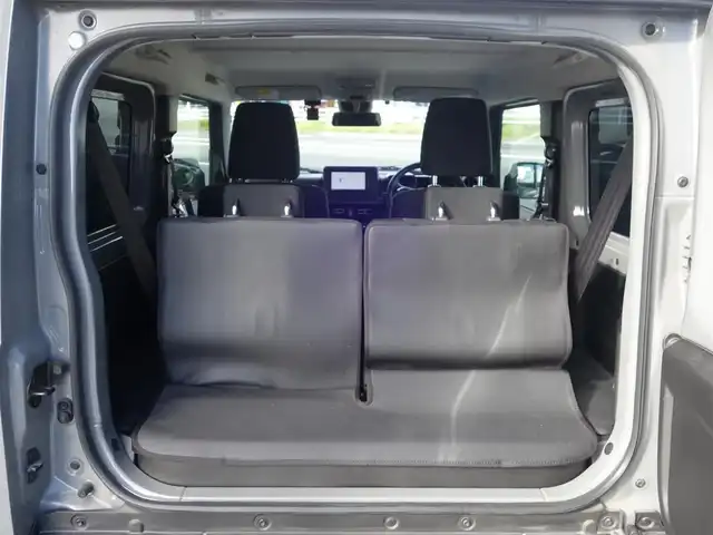 スズキ ジムニー XC 静岡県 2022(令4)年 2.8万km ミディアムグレー ワンオーナー／禁煙車/MT5速／4WD/社外グリル/社外KYBショックアブソーバー/スズキセーフティサポート/　・デュアルセンサーブレーキサポート/　・誤発進抑制機能/　・車線逸脱警報/　・ふらつき警報/　・先行車発進のお知らせ/　・標識認識機能/社外ストラーダSDナビ/　CD/DVD/SD/BT/フルセグTV/バックカメラ/ETC/社外前方ドライブレコーダー（ZDR-012）/社外レーダー探知機（ZER0600V）/クルーズコントロール/前席シートヒーター/スマートキー3個/プッシュスタート/社外フロアマット/取扱説明書／保証書
