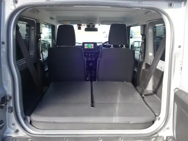 スズキ ジムニー XC 静岡県 2022(令4)年 2.8万km ミディアムグレー ワンオーナー／禁煙車/MT5速／4WD/社外グリル/社外KYBショックアブソーバー/スズキセーフティサポート/　・デュアルセンサーブレーキサポート/　・誤発進抑制機能/　・車線逸脱警報/　・ふらつき警報/　・先行車発進のお知らせ/　・標識認識機能/社外ストラーダSDナビ/　CD/DVD/SD/BT/フルセグTV/バックカメラ/ETC/社外前方ドライブレコーダー（ZDR-012）/社外レーダー探知機（ZER0600V）/クルーズコントロール/前席シートヒーター/スマートキー3個/プッシュスタート/社外フロアマット/取扱説明書／保証書