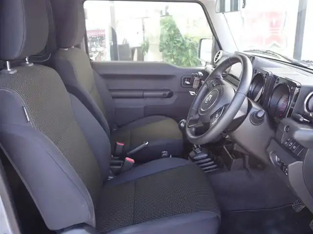 スズキ ジムニー XC 静岡県 2022(令4)年 2.8万km ミディアムグレー ワンオーナー／禁煙車/MT5速／4WD/社外グリル/社外KYBショックアブソーバー/スズキセーフティサポート/　・デュアルセンサーブレーキサポート/　・誤発進抑制機能/　・車線逸脱警報/　・ふらつき警報/　・先行車発進のお知らせ/　・標識認識機能/社外ストラーダSDナビ/　CD/DVD/SD/BT/フルセグTV/バックカメラ/ETC/社外前方ドライブレコーダー（ZDR-012）/社外レーダー探知機（ZER0600V）/クルーズコントロール/前席シートヒーター/スマートキー3個/プッシュスタート/社外フロアマット/取扱説明書／保証書