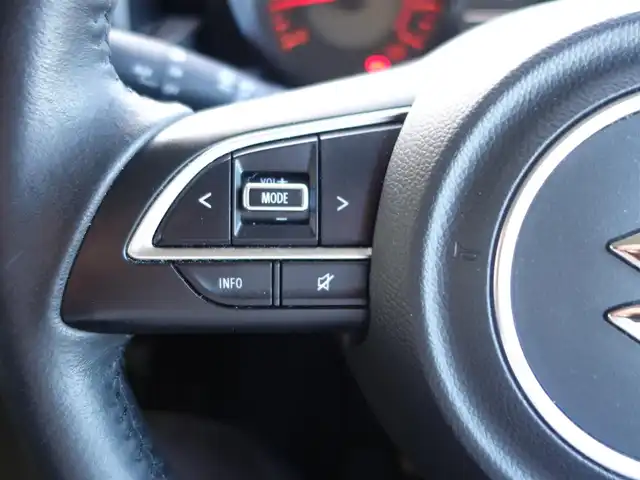 スズキ ジムニー XC 静岡県 2022(令4)年 2.8万km ミディアムグレー ワンオーナー／禁煙車/MT5速／4WD/社外グリル/社外KYBショックアブソーバー/スズキセーフティサポート/　・デュアルセンサーブレーキサポート/　・誤発進抑制機能/　・車線逸脱警報/　・ふらつき警報/　・先行車発進のお知らせ/　・標識認識機能/社外ストラーダSDナビ/　CD/DVD/SD/BT/フルセグTV/バックカメラ/ETC/社外前方ドライブレコーダー（ZDR-012）/社外レーダー探知機（ZER0600V）/クルーズコントロール/前席シートヒーター/スマートキー3個/プッシュスタート/社外フロアマット/取扱説明書／保証書