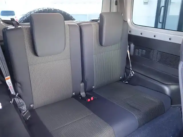 スズキ ジムニー XC 静岡県 2022(令4)年 2.8万km ミディアムグレー ワンオーナー／禁煙車/MT5速／4WD/社外グリル/社外KYBショックアブソーバー/スズキセーフティサポート/　・デュアルセンサーブレーキサポート/　・誤発進抑制機能/　・車線逸脱警報/　・ふらつき警報/　・先行車発進のお知らせ/　・標識認識機能/社外ストラーダSDナビ/　CD/DVD/SD/BT/フルセグTV/バックカメラ/ETC/社外前方ドライブレコーダー（ZDR-012）/社外レーダー探知機（ZER0600V）/クルーズコントロール/前席シートヒーター/スマートキー3個/プッシュスタート/社外フロアマット/取扱説明書／保証書