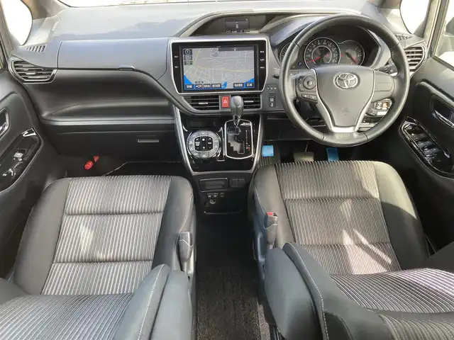 トヨタ ヴォクシー ZS 煌 島根県 2018(平30)年 7.3万km ブラッキッシュアゲハガラスフレーク ディーラーOP SDナビ(CD/DVD/BT/フルセグ)/バックカメラ/両側パワースライドドア /クルーズコントロール/プリクラッシュセーフティー/レーンディパーチャーアラート/オートハイビーム/オートライト/クルーズコントロール/ビルトインETC/前方ドライブレコーダー/電動格納ミラー/ミラーウィンカー /純正フロアマット