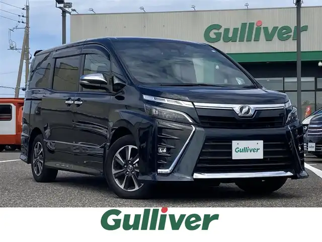 トヨタ ヴォクシー ZS 煌 島根県 2018(平30)年 7.3万km ブラッキッシュアゲハガラスフレーク ディーラーOP SDナビ(CD/DVD/BT/フルセグ)/バックカメラ/両側パワースライドドア /クルーズコントロール/プリクラッシュセーフティー/レーンディパーチャーアラート/オートハイビーム/オートライト/クルーズコントロール/ビルトインETC/前方ドライブレコーダー/電動格納ミラー/ミラーウィンカー /純正フロアマット