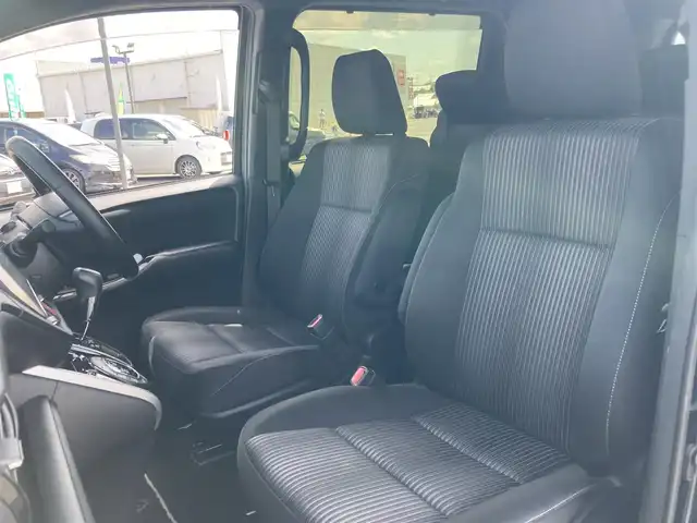 トヨタ ヴォクシー ZS 煌 島根県 2018(平30)年 7.3万km ブラッキッシュアゲハガラスフレーク ディーラーOP SDナビ(CD/DVD/BT/フルセグ)/バックカメラ/両側パワースライドドア /クルーズコントロール/プリクラッシュセーフティー/レーンディパーチャーアラート/オートハイビーム/オートライト/クルーズコントロール/ビルトインETC/前方ドライブレコーダー/電動格納ミラー/ミラーウィンカー /純正フロアマット