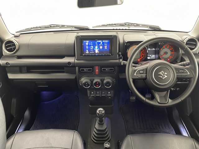 スズキ ジムニー XC 宮崎県 2019(平31)年 2.2万km ミディアムグレー 禁煙車/衝突被害軽減ブレーキ/社外ナビTV/（DPV-7000/CD/DVD/Bluetooth/FMAM/フルセグTV)/社外バックカメラ/社外ETC/純正ドライブレコーダー/純正LEDオートライト/純正LEDフォグ(IPF）/純正16インチアルミ/純正革調シートカバー/純正メッキドアミラーカバー/純正メッキフォグベゼル/純正フロアマット/クルーズコントロール/レーンディパーチャーアラート/ダウンヒルアシストコントロール/前席シートヒーター/ヒーテッドドアミラー/本革巻ハンドル/オートエアコン/スマートキー/プッシュエンジンスタート/新車時保証書/取扱い説明書