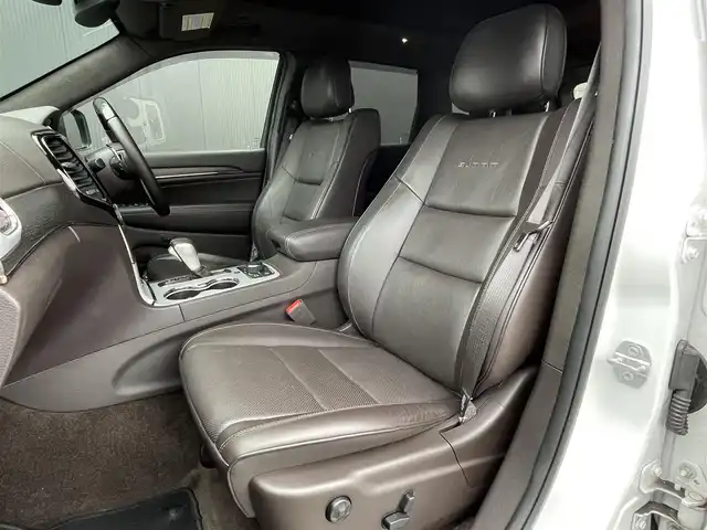 クライスラー・ジープ ジープ グランドチェロキー サミット 長野県 2019(令1)年 5.5万km パール 後期型 /サンルーフ /エアサス /ブラウンレザーシート /ベンチレーション /シートヒーター /ACC /ブラインドスポットモニター/ウッドコンビステアリング /純正ナビ/CarPlay /360°カメラ /スマートエントリー /パワーシート /パワーバックドア