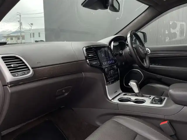 クライスラー・ジープ ジープ グランドチェロキー サミット 長野県 2019(令1)年 5.5万km パール 後期型 /サンルーフ /エアサス /ブラウンレザーシート /ベンチレーション /シートヒーター /ACC /ブラインドスポットモニター/ウッドコンビステアリング /純正ナビ/CarPlay /360°カメラ /スマートエントリー /パワーシート /パワーバックドア