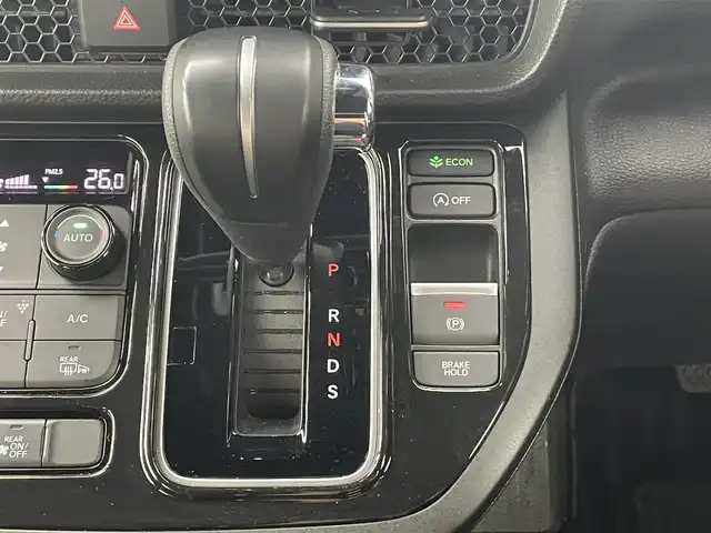 ホンダ ステップワゴン スパーダ 福井県 2022(令4)年 2.6万km プラチナホワイトパール 車いす仕様車3列目乗車（スロープ）/ホンダセンシング/・衝突軽減ブレーキ/・車線逸脱警報機能/・クルーズコントロール（追従有）/純正ナビ/【AM/FM/CD/DVD/Bluetooth/フルセグTV】/バックカメラ/両側パワースライドドア/オートライト/LEDヘッドライド/プッシュスタート/スマートキー/パワーリアゲート/電動サイドブレーキ/ブレーキホールド機能