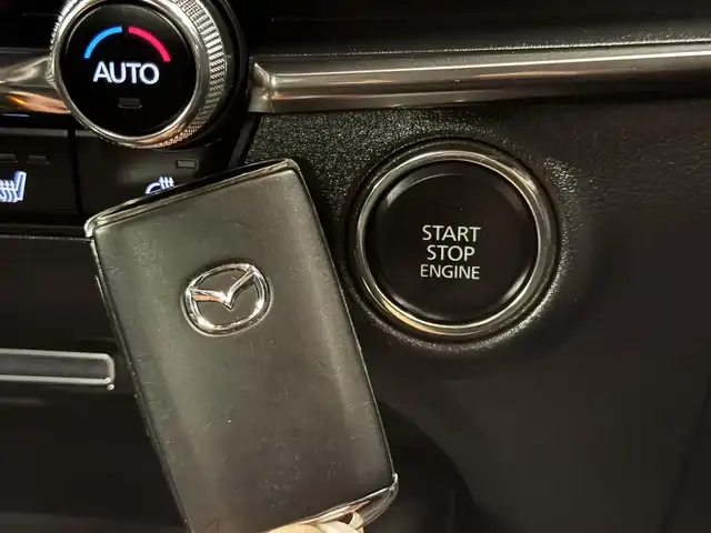 マツダ マツダ３セダン XD ブラックセレクション 群馬県 2025(令7)年 4.2万km ジェットブラックマイカ 安全装備/・衝突軽減ブレーキ/・オートライト/・横滑り防止/・360°カメラ/・ブラインドスポットモニター/・クルーズコントロール/・SOSコール/・コーナーセンサー/メーカー純正ナビ/・AM/FM/フルセグTV/・Bluetooth/SD/USB/・CD/DVD/MSV/HDMI/シートメモリー/前席シートヒーター/ハンドルヒーター/パドルシフト/LEDヘッドライト/電動パーキング/オートホールド/ETC/純正フロアマット/純正ドアバイザー/純正18インチアルミホイール/スマートキー/プッシュスタート