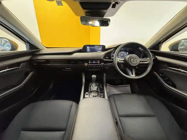 マツダ マツダ３セダン XD ブラックセレクション 群馬県 2025(令7)年 4.2万km ジェットブラックマイカ 安全装備/・衝突軽減ブレーキ/・オートライト/・横滑り防止/・360°カメラ/・ブラインドスポットモニター/・クルーズコントロール/・SOSコール/・コーナーセンサー/メーカー純正ナビ/・AM/FM/フルセグTV/・Bluetooth/SD/USB/・CD/DVD/MSV/HDMI/シートメモリー/前席シートヒーター/ハンドルヒーター/パドルシフト/LEDヘッドライト/電動パーキング/オートホールド/ETC/純正フロアマット/純正ドアバイザー/純正18インチアルミホイール/スマートキー/プッシュスタート